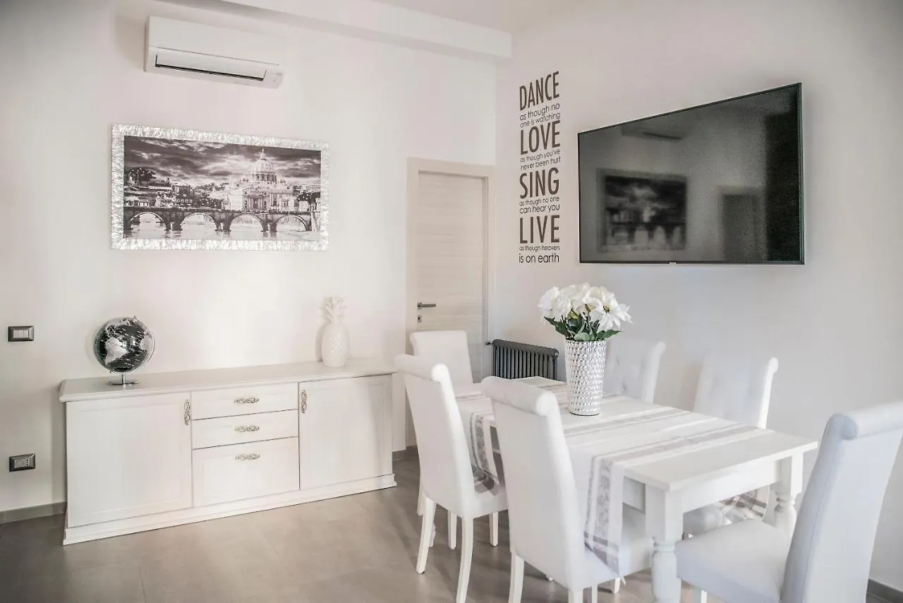 לידו די אוסטיה New Moon Luxury Apartment