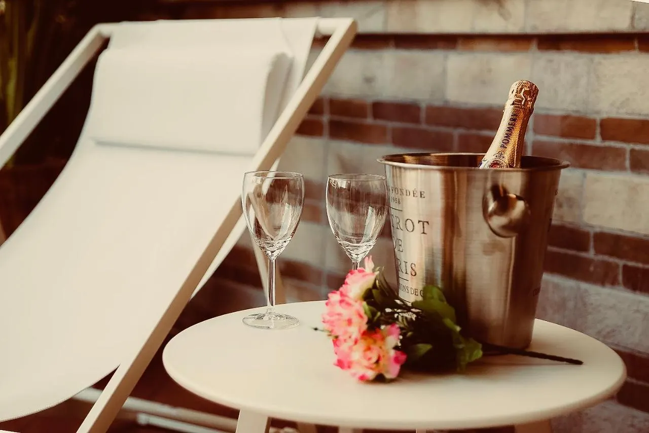 לידו די אוסטיה New Moon Luxury Apartment